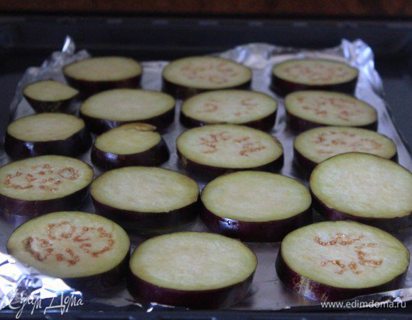 Противень застилаем фольгой, укладываем колечки баклажанов.