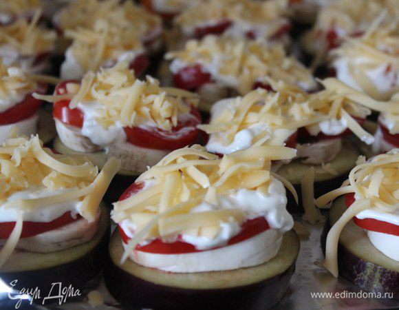 Предварительно сметану смешиваем с выдавленным чесноком, солью, перцем. 

Смазываем соусом помидорки и посыпаем тертым сыром.

В духовку на 30 мин при 180С, сыр слегка станет румяным.