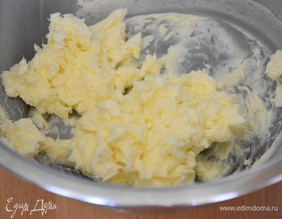 Размягченное сливочное масло взбить миксером в пышную массу.