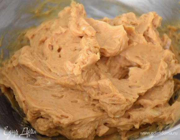 Не выключая миксер, постепенно ввести вареное сгущенное молоко.