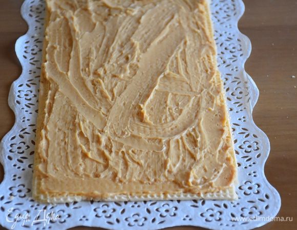 Каждый вафельный корж промазать кремом.