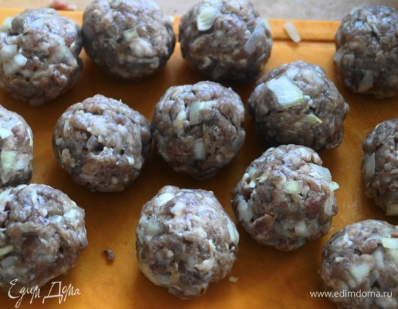 После этого из фарша лепим фрикадельки одинакового размера. Прежде чем приступить к этому, нужно смочить руки в холодной воде, так будет легче слепить фрикадельки.