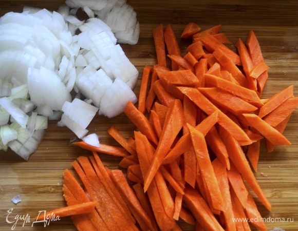 Очистить лук и морковь, сполоснуть в прохладной воде. Для плова лук мелко нарезать, морковь нарезать тонкой соломкой.