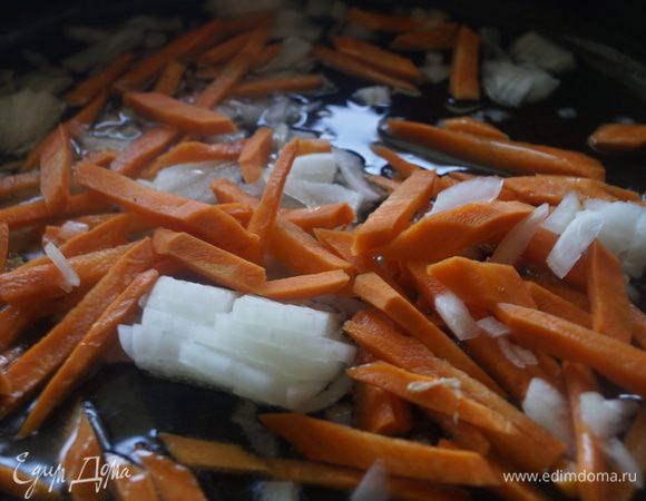 Разогреть сковороду с маслом, выложить овощи и обжарить до легкой золотистости.