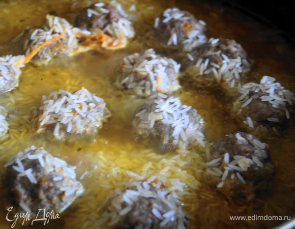 По истечении 20 минут добавляем в получившийся бульон зиру, куркуму и соль, немного перемешиваем и всыпаем весь рис.