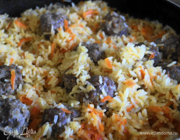 Готовим плов на медленном огне до полного выпаривания бульона и готовности риса. Помним, что рис должен получиться рассыпчатым, поэтому и сорта риса для плова нужно брать соответственно рассыпчатые.