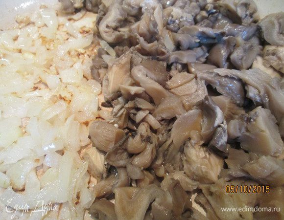 Грибы обжариваем с луком.
