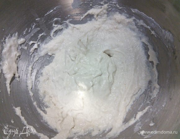 Для опары смешать все ингредиенты: расстойка под плёнкой при комнатной температуре 1 час. После этого ставим в холодильник на 11 часов. 