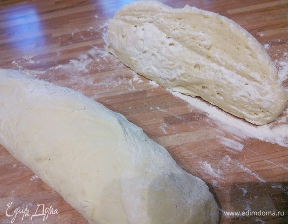 Тесто выложить на посыпанную мукой поверхность. Разрезать на 3 части, аккуратно сформировать цилиндры, а затем багеты.  