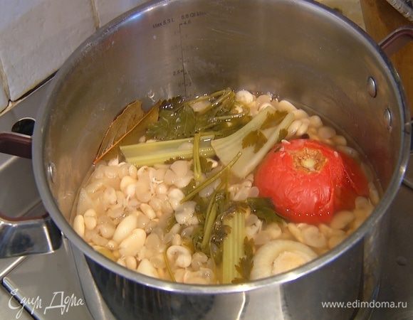 Фасоль замочить на ночь в воде, утром залить свежей водой, добавить помидор, стебель сельдерея с зеленью, очищенный лук и чеснок, лавровый лист и отварить до готовности, затем остудить и слить жидкость.