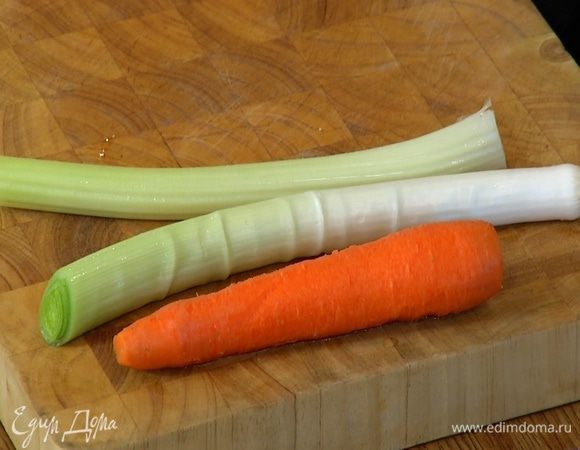 Морковь почистить.