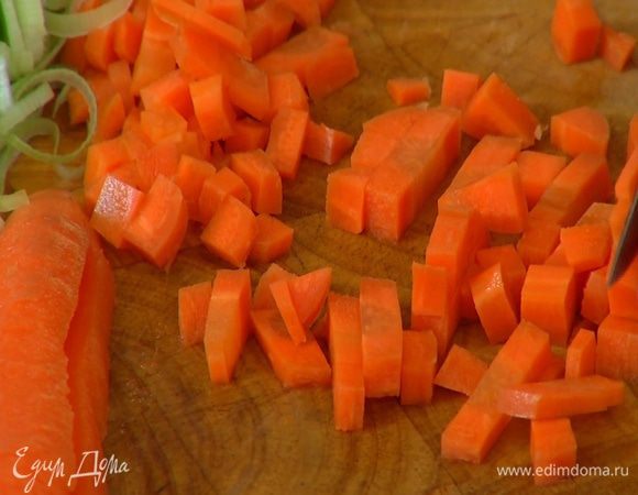 Стебель сельдерея и морковь порезать маленькими кубиками.