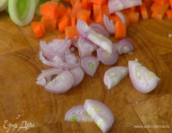 Лук -шалот почистить и порезать полукольцами.