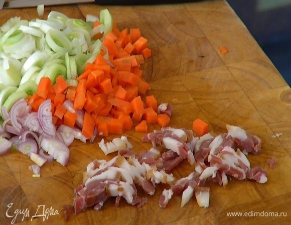 Сало нарезать маленькими кусочками.