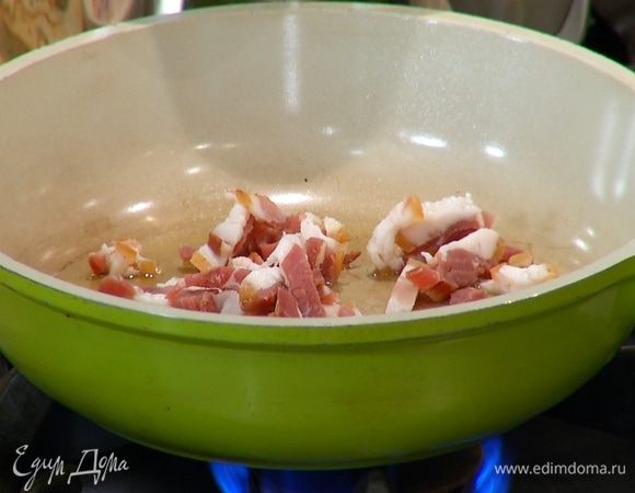 Разогреть в сковороде оливковое масло и обжаривать сало пару минут.