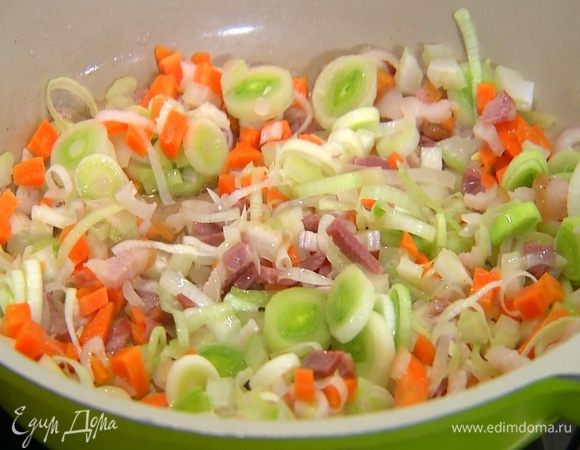 Добавить нарезанные овощи и все перемешать.
