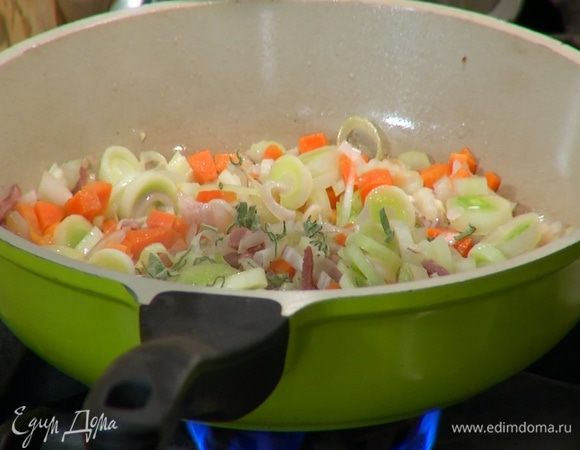 Мелко порубить 3–4 листика шалфея, добавить в сковороду, перемешать и обжаривать все 3–5 минут.