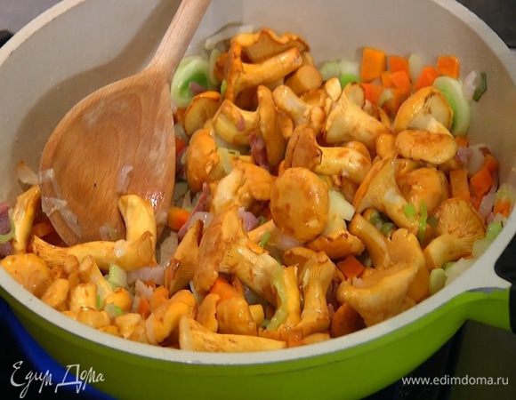 Лисички выложить к овощам с салом, слегка посолить и поперчить, перемешать и обжаривать до готовности овощей.