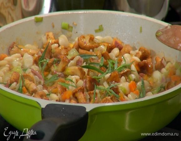 Снять сковороду с огня, добавить листья тархуна, влить оливковое масло Extra Virgin и перемешать.