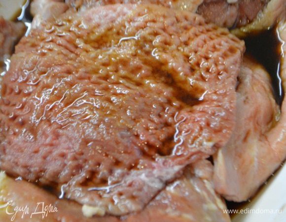 Замариновать мясо в смеси соевого соуса и смеси 5 перцев на 2 часа.