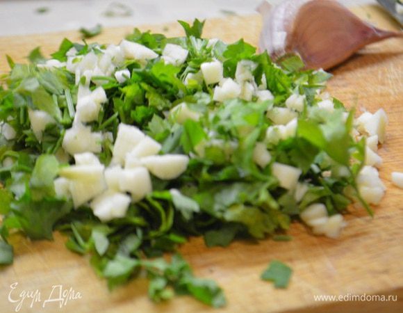 Чеснок и петрушку порубить мелко.