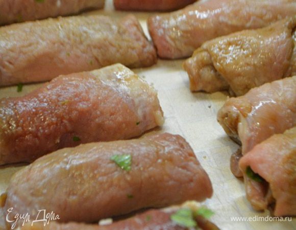 Заворачиваем рулетиком. При необходимости скрепить зубочисткой или кулинарной нитью. Я ничем не скрепляла. Пусть полежит минут 10-15, чтобы мясо напиталось вкусом и ароматом зелени и чеснока.