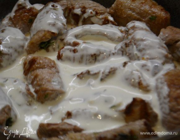 Сложить в жаровню и залить сметаной, разведенной с мукой. Накрыть крышкой и тушить на медленном огне 30 минут.