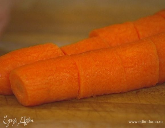 Морковь почистить и нарезать крупными кусками.
