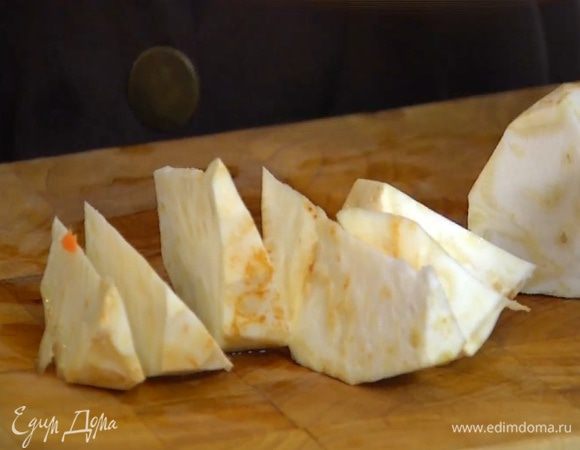 Корень сельдерея и топинамбур почистить и нарезать крупными кусками.