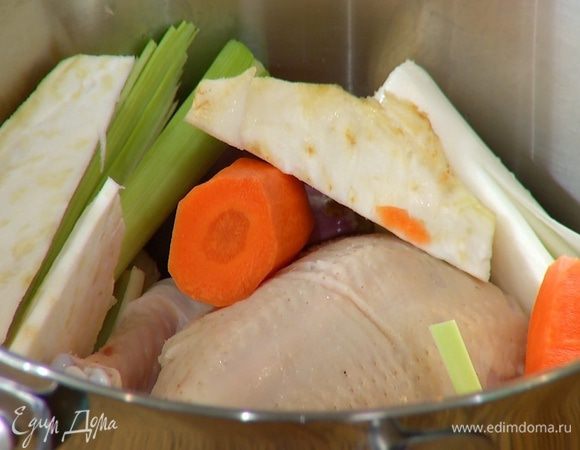 Цыпленка поместить в кастрюлю, добавить все овощи, лавровые листья, корицу, душистый перец, можжевельник и гвоздику и залить холодной водой так, чтобы овощи и цыпленок были покрыты жидкостью.
