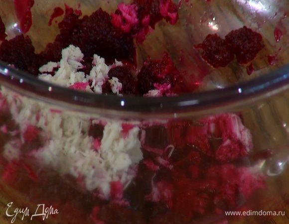 Хрен почистить и натереть на очень мелкой терке — должна получиться 1 ст. ложка.