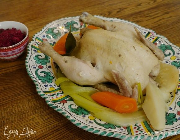 Готового цыпленка подавать с овощами, с которыми он варился, и свекольным соусом.