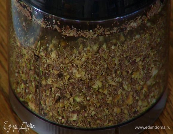 Большую часть фисташек (немного оставить для украшения) и 75 г молочного шоколада измельчить в блендере в мелкую крошку.