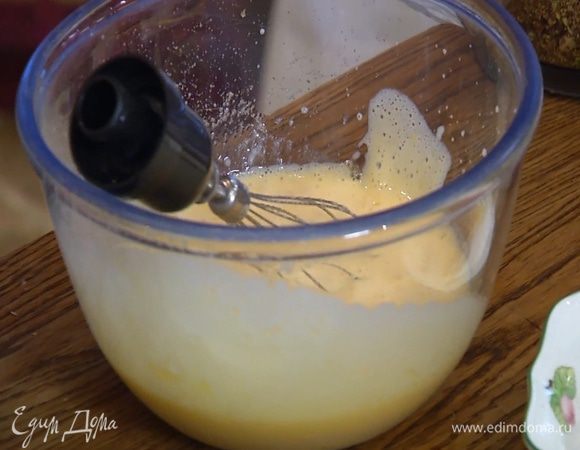 Яйца с сахаром взбить блендером с насадкой-венчиком в пышную массу.