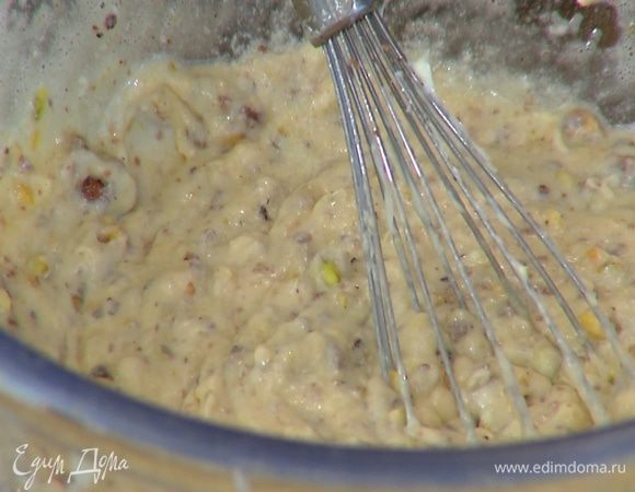 Влить молоко, добавить измельченные орехи с шоколадом, муку с разрыхлителем, предварительно размягченное сливочное масло и еще немного вымешать тесто блендером на невысокой скорости.