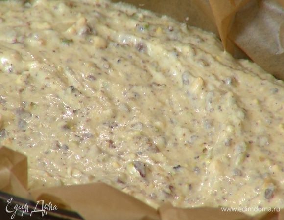 Большую форму для выпечки выстелить пищевой бумагой и выложить тесто слоем не более 3 см.