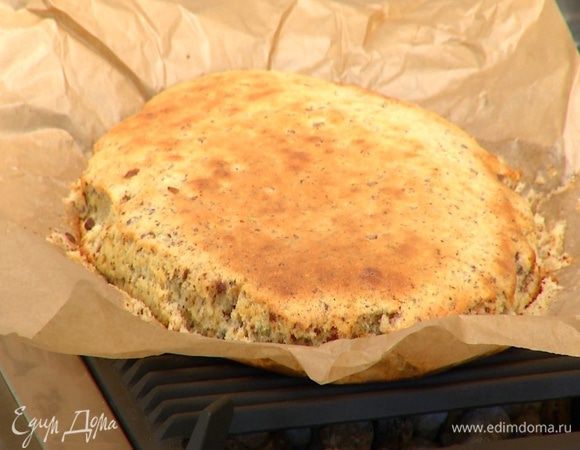 Выпекать пирог в разогретой духовке 25–30 минут.