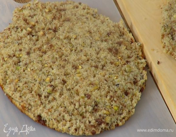 Готовый пирог остудить на решетке, затем разрезать вдоль пополам.