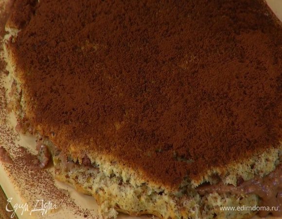 Нижнюю часть пирога смазать кремом, накрыть второй половиной и посыпать какао.