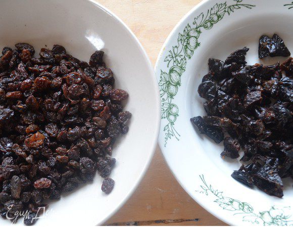 Моем изюм и чернослив. Чернослив измельчаем до размера изюма.