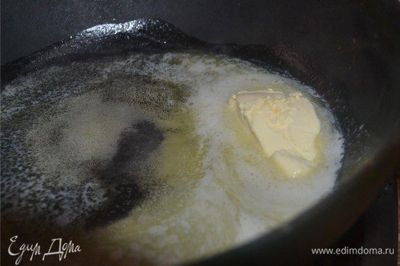 В сковороде растапливаем сливочное масло.