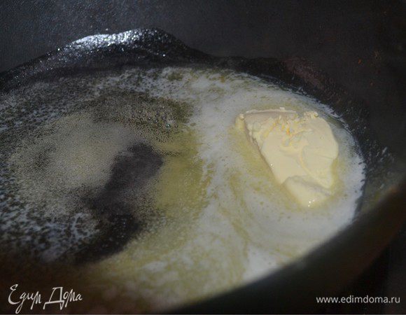 В сковороде растапливаем сливочное масло.