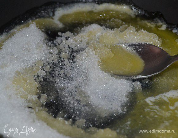 Добавляем сахарный песок. Размешиваем и варим карамель.