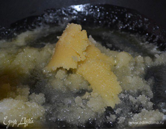 В конце добавляем мед. Помешивая варим карамель где-то минут 5.