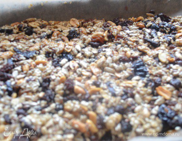 Добавляем карамель к нашей граноле и все перемешиваем. Затем выкладываем ее на застеленный пергаментом противень. Разровняем, накроем другим пергаментом и прижмем ладошками, чтобы она стала плотной. Убираем охлаждаться на часа 3. Затем нарезаем ее и храним в холодильнике 4 недели.

 