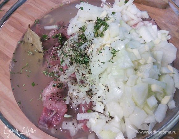 Мясо необходимо замариновать на ночь. Для этого его нужно помыть, обсушить, избавить от жилок и плёнок, нарезать на порционные кусочки. Мелко нарезать лук и чеснок, листики тимьяна отделить от веточек. Мясо соединить со всеми ингредиентами маринада, залить вином, поперчить, хорошенечко перемешать, накрыть ёмкость  и оставить мясо мариноваться минимум на 12 часов. От себя я добавила щепотку свежего розмарина и шалфея. 