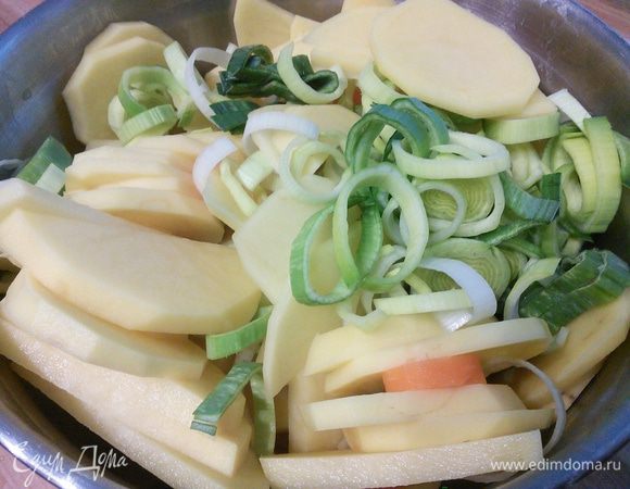 Вторым шагом рецепта являетесь замес и расстойка хлеба (см. предисловие).  Естественно приступать к этому шагу нужно непосредственно в день готовки. 
Пока расстаивается хлеб займемся овощами: порей помыть, нарезать на кружочки. Так же поступить с морковкой. И  очистить и нарезать тонкими кольцами. Картошку очистить и так же нарезать тонкими слайсами. Перемешать в миске овощи между собой. 