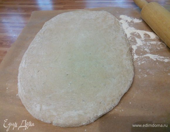 Маринад процедить, не выливать. Тесто раскатать на посыпанном мукой листе пергамента в размер формы, в которой вы будете готовить мясо (форма для духовки). Пласт теста должен быть на 2-3 см больше самой формы и в 1 см толщиной. 