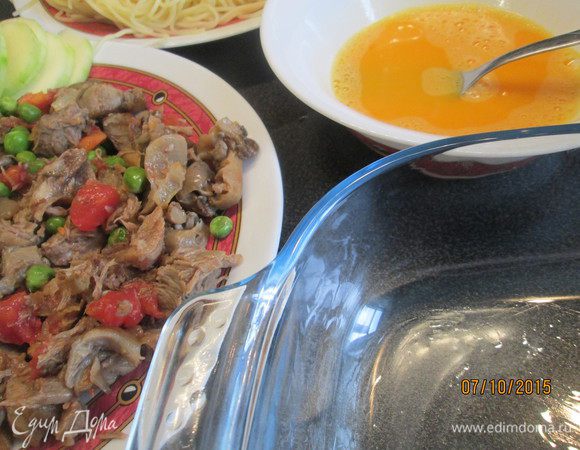 Вареную говядину (можно заменить любым, но желательно мясом птицы) нарезаем мелкими кусочками.
Взбиваем яйца. Смазываем маслом форму для запекания. Отвариваем спагетти.