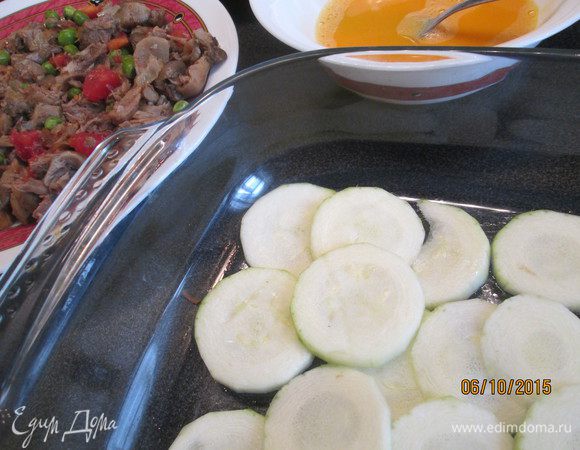 Нарезанные кружочками кабачки, выкладываем на дно формы.